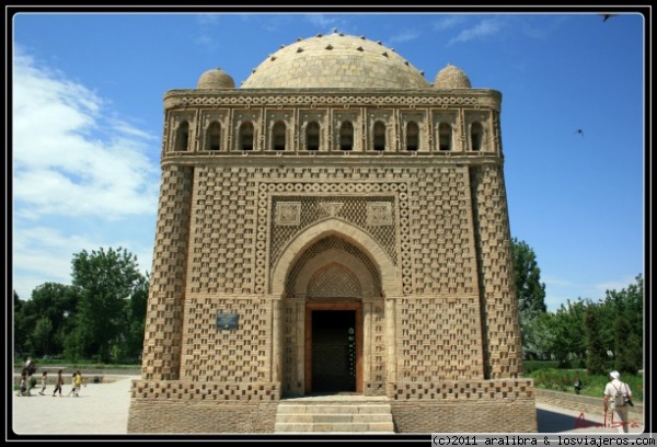 Mausoleo Samánida, Bukhara.
El Mausoleo Samánida se encuentra en la ciudad uzbeka de Boukhara. Fue construido entre los siglos IX y X y hoy día es la tumba de Ismail Samani, un influyente y poderoso emir de la dinastía Samánida. El material usado fue ladrillo cocido.
