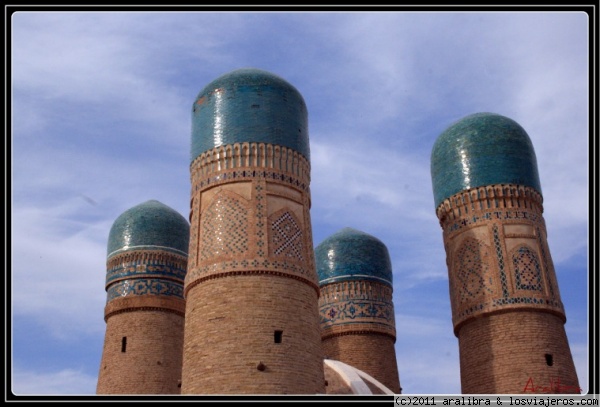 Detalle Chor Minor
La madrasa Chor Minor posee cuatro minaretes que tienen como peculiaridad el estar rematados por cúpulas azules, algo inusual en la época.
