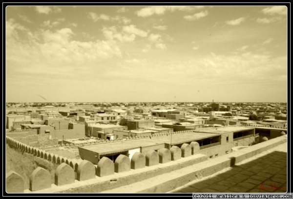 Khiva, vista general.
Pasear por Khiva es retroceder varios siglos en el tiempo. La mayoría de las casas construidas dentro de la fortaleza son de adobe.
