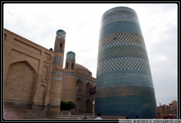 Kalta Minar, Khiva.
Kalta Minar o minarete corto, conocido por este nombre porque sólo alcanza 14 metros de los 70 que debía medir. Se encuentra situado delante de la Madrasa Mohamed Amin Khan (actualmente el hotel Orient Star, donde nos alojamos).
