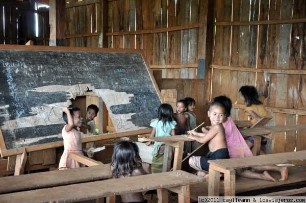 En la escuela
La de la foto era la escuela vieja (los niños ya tenían una flamante escuela nueva donde estudiar) que usaron para 