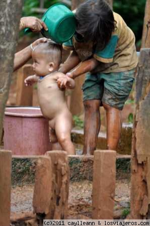 El baño
Una madre bañaba a su bebé, ayudada por la que supongo que era la hermana mayor.
