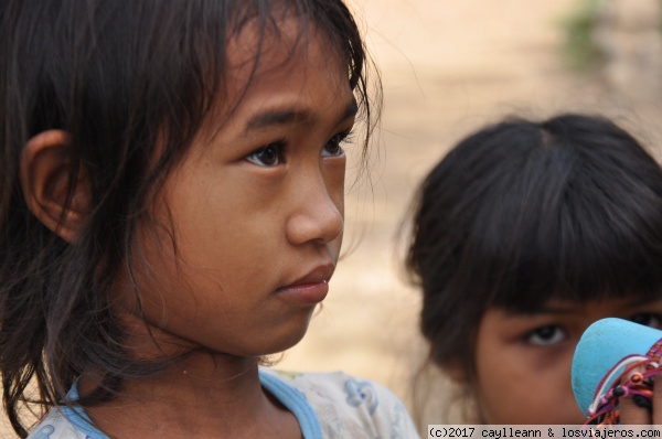 Vendedora de pulseras
Niña vendiendo pulseras, cerca del tren de bambú de Battambang.
