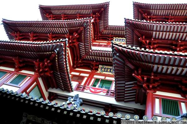 Templo del diente de Buda
En Chinatown. Un templo colorista, recargado, barroco, pero muy bonito.
