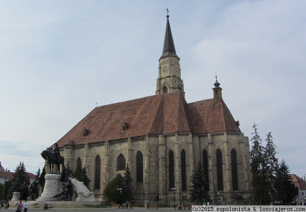 Iglesia de San Miguel, Cluj-Napoca
Iglesia de San Miguel (Biserica Sfântul Mihail), ubicada en la Piata Unirii, en Cluj-Napoca, Transilvania. Es uno de los principales templos de la ciudad y sus orígenes se remontan al XIV.Frente a ella, en la esquina inferior izquierda, se aprecia el conjunto monumental dedicado a Mihail Viteazul
