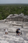 Bajando desde una pirámide maya