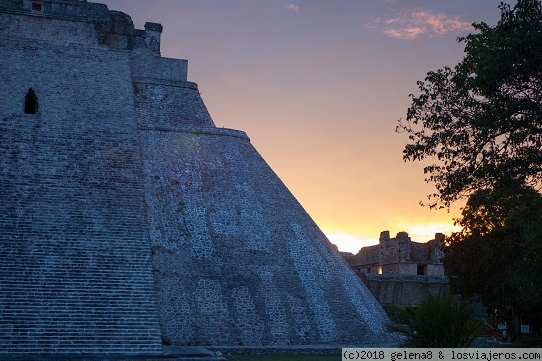 Pirámide del Adivino
Pirámide del Adivino en Uxmal, de noche
