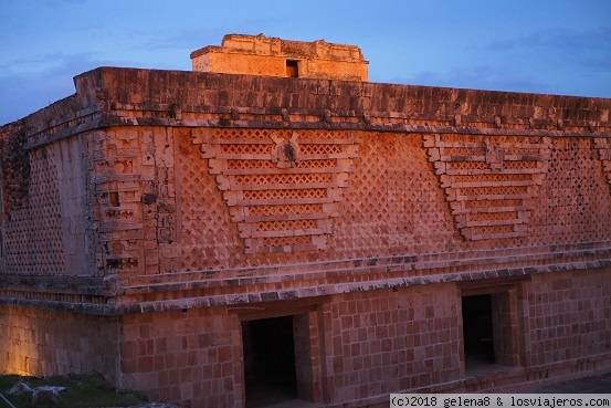 Uxmal de noche
Ruinas de Uxmal al anochecer
