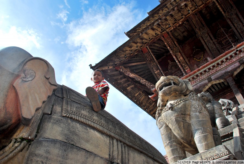 Forum of Bhaktapur: A lomos de un elefante en Bhaktapur