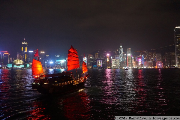 Navegación nocturna en la bahía de Hong Kong
Barquito en la noche de Hong Kong

