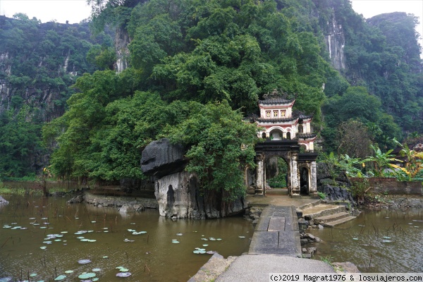 Bich Dong, la pagoda entre arrozales
Uno de los lugares a visitar en Tam Coc, provincia de Ninh Binh: la pagoda Bich Dong, escondida entre formaciones calcáreas y arrozales
