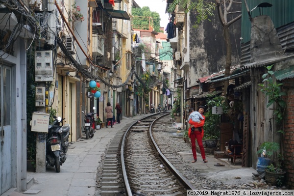 Hanoi train street (calle del tren de Hanoi)
Calle de Hanoi por donde varias veces al día pasa el tren a escasa distancia de las casas de sus habitantes. Todo es posible en Hanoi...
