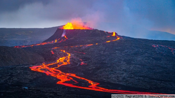 Volcán Fagradalsfjall, Islandia
El volcán Fagradalsfjall está actualmente en erupción en Islandia, alternando ciclos de emisión de lava con interrupciones en su actividad. Un trekking muy sencillo permite acceder a unas espectaculares vistas del cráter y los ríos de lava.
