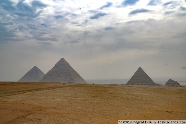 Pirámides de Giza
Vista panorámica de las impresionantes pirámides de Giza, El Cairo.
