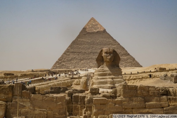 La esfinge de Giza con las pirámides al fondo
Vista de la misteriosa esfinge de Giza, a las afueras de la ciudad del Cairo
