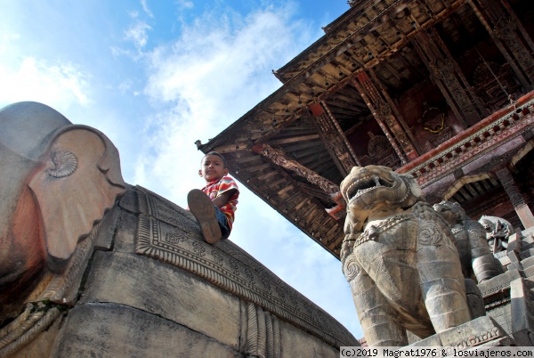 A lomos de un elefante en Bhaktapur
Niño en la plaza durbar de Bhaktapur, Nepal
