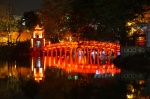 Paseo nocturno por el lago Hoan Kiem en Hanoi
