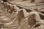 Esfinges vigilantes frente al templo de Lúxor