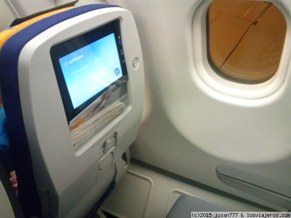 Pantalla táctil en avión
Pelis, música y todo se puede pedir desde la pantalla del asiento del avión
