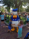 Abrazo con Pato Donald
Abrazo, Pato, Donald