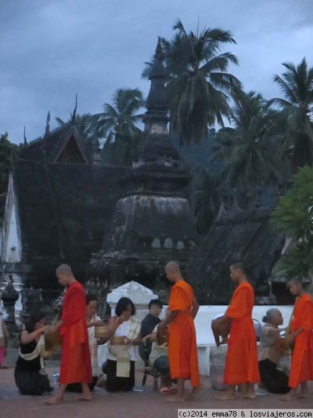 Ceremonia de las Almas, Luang Prabang
Ceremonia en la que los monjes de Luang Prabang salen en ceremonia al amanecer para recoger las ofrendas que los fieles les dan.
