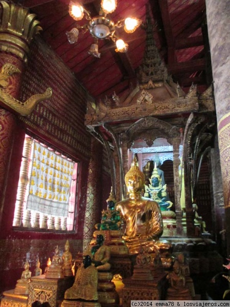Interior del templo Wat Mai Suwannaphumaham, Luang Prabang
Estatuas de buda en el interior del templo Wat Mai Suwannaphumaham, Luang Prabang (Laos)
