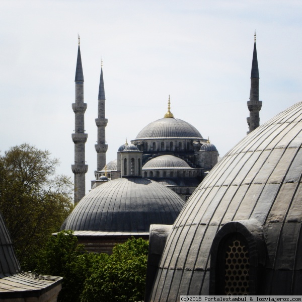 Interiores de Santa Sofía en Estambul
Santa Sofía es uno de los principales monumentos que hay que visitar y conocer de Estambul. Se encuentra ubicada en plena zona histórica, en el distrito de Sultanahmet.
