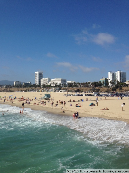 Santa Monica
Playa de Santa Monica. Famosa playa por la serie: Vigilantes de la playa. Al fondo los edificios de la Ocean Avenue. Foto tomada desde el Santa Monica Pier.
