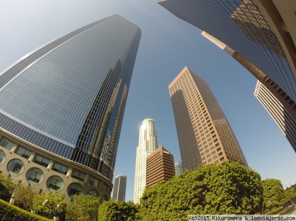 Downtown Los Angeles
Fotografia tomada desde Grand Ave, entre el consolado de Japon y bank of the west. En el fondo de la foto se puede observar el US bank tower: el edificio mas alto de la costa oeste.
