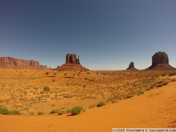 Monument Valley
Foto tomada dentro el recorrido de Monument Valley. Este espectacular paisaje pertenece a la reserva indigena Navajo. En la foto se puede observar las tres famosas mesetas.
