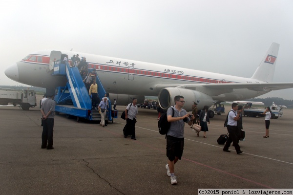 Línea aérea Koryo.
Llegada al aeropuerto de Pyongtang. Descendiendo del avión que viaja de Pekin (Beijing, China) a Korea del Norte. Después de una hamburguesa, de no se sabe que y las marchas militares oportunas, llegamos al aeropuerto.
