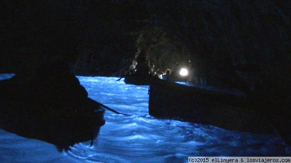 Grotta Azzurra - Capri
El encanto y la magia de la maravillosa Grotta Azzurra de Capri. 
Uno de los puntos mas altos de la Costa Amalfitana, espléndido lugar de la encantadora Italia.
