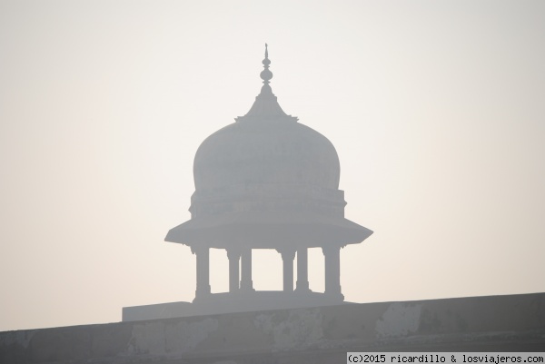 polucion
El efecto no es niebla matutina , si no ,la polucion de la India , la foto es del Fuerte Rojo
