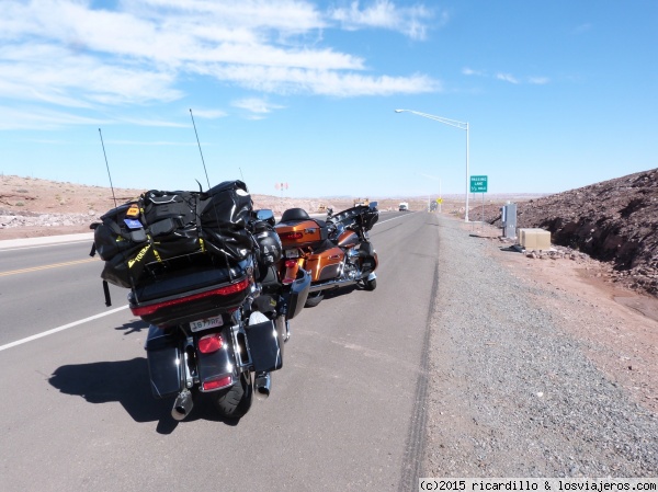 Poco problema de aparcamiento
Si algo puede tener el desierto de Utah es espacio, pero la vista se te va en todas direcciones .Es espctacular todo el paisaje.
