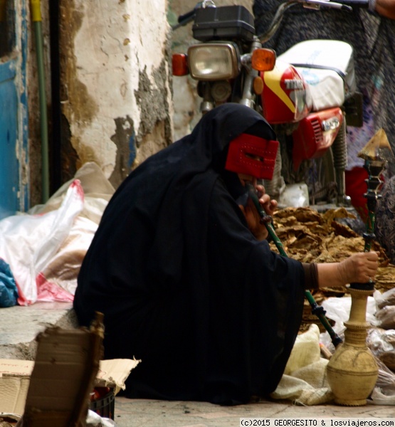 Bazar Minab
Todos los jueves en la población de Minab, a 1400Km. de Teherán, en el estrecho de Ormuz, se celebra un mercado semanal de gran concurrencia de la zona. Allí acuden las mujeres cubiertas con el Minab burka, máscara hecha de urdimbre que cubre la cara por encima del chador único en Irán.
