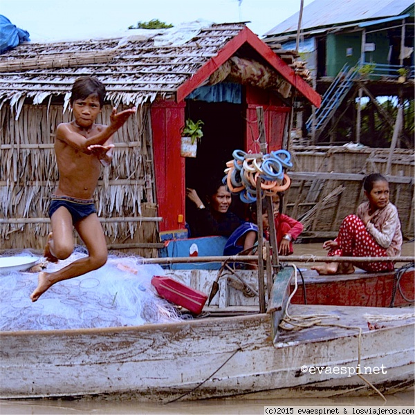 Niño jugando en el Mekong
El río Mekong en Camboya es un vivo escenario donde los camboyanos se asean, trabajan, viven, se divierten.
