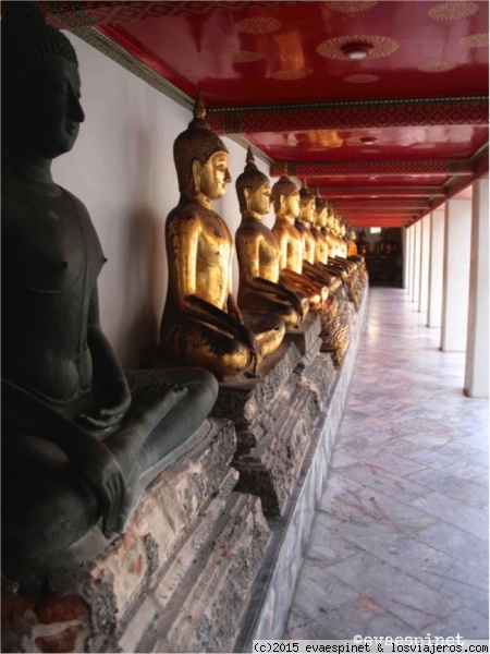 Estatuas doradas, Templo Wat Suthat, Bangkok
La sala principal del Templo de Wat Suthat es una de las más hermosas de Tailandia, por sus estatuas doradas de Buda y sus pinturas y relieves murales.
