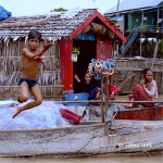 Niño jugando en el Mekong