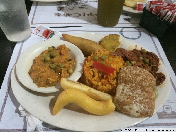 Plato típico panameño
Como se puede ver en la foto es un plato con diferentes productos típicos de  la zona  personalmente lo recomiendo si lo que quieres es probar comida típica el mejor sitio sin duda es ese el  restaurante  se llama trapiche  y esta cerca del mall que es un centro comercial.
