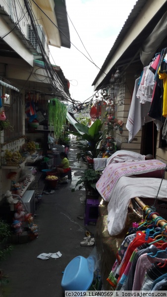 calle
estrecho callejon con casas muy pequeñas a las afueras de bangkok
