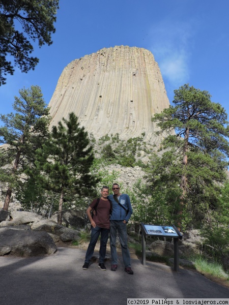 Devil's Tower
Aquí estamos los dos posando delante de Devil's Tower, para que nos pongáis cara
