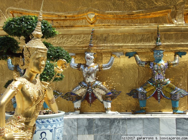 Semidioses, guardianes
Semidioses, guardianes, protectores, Wat Po, recinto del Palacio Real, oro
