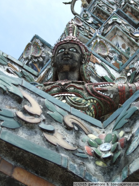 Wat Arun - Templo del amanecer
Wat Arun - Templo del amanecer-detalle estatua superior.
