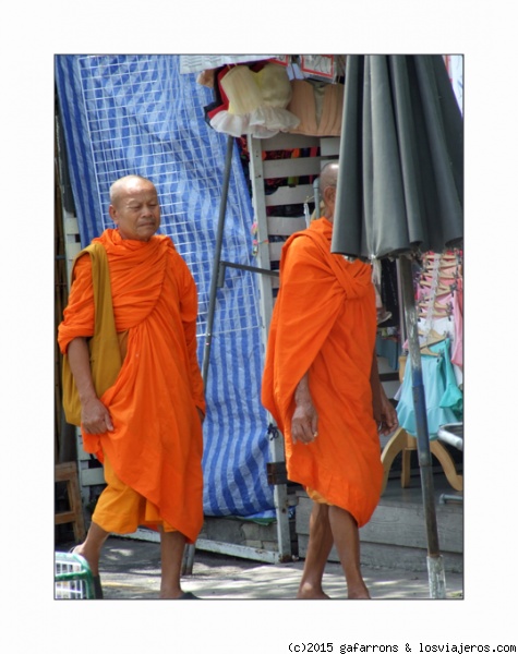 monjes budistas en Chatuchac
monjes budistas en Chatuchac, el mayor mercado de Bangkok, que se celebra los sabados y domingos.
