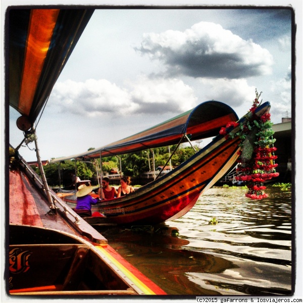 Barcas en el chao phraya
Barcas para pequeños grupos y excursiones por el rio Chao Prhaya, a diferencia de los grandes barcos que a modo de autobús recorren el rio.
