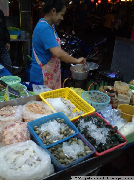 Cocinando en la calle
Cocinando en la calle, este restaurante de la zona de Kao San, tiene la cocina en la acera, el pescado con hielo, y te cocinan al momento tus platos, realmente bueeenos, aunque no tienen estrellas claro!!!
