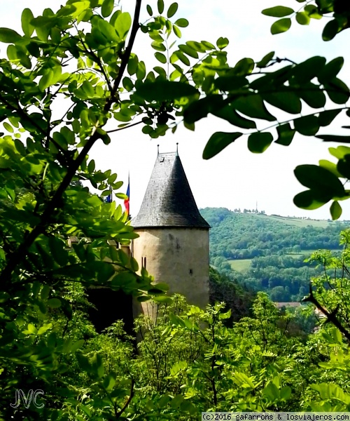 castillo de Karlsten - karlstejn castle
Entre el follaje de los alrededores, surge una de las torres de este famoso, y muy bien conservado castillo de la República Checa.
