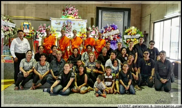 Entierro en Bangkok
Entierro en Bangkok, tipica foto de recuerdo de la despedida del familiar perdido, otra mentalidad, otro concepto.

