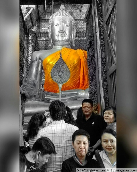 Ayuttaya - Gran Buda
Ayuttaya -   amigos en visita al gran Buda, ofrendas y rezos
