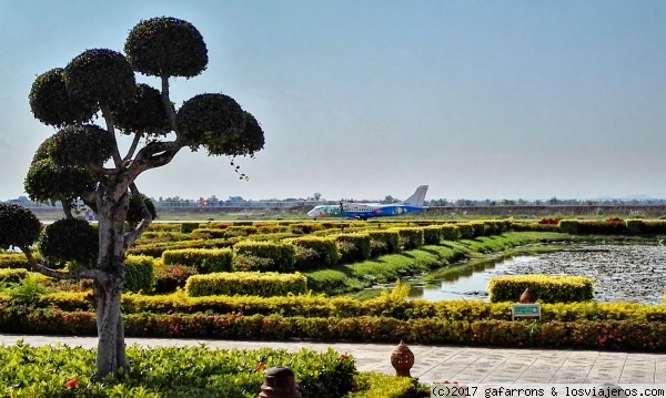 Aeropuerto de Sukhotai
Aeropuerto de Sukhotai, precioso y pequeñito, un encanto de urbanismo y jardinería, tienen un pequeño zoo, y un nuevo y moderno templo.
